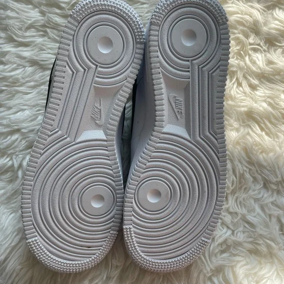 Nike White and Black Sneakers Classic Style - Picture 5 of 7